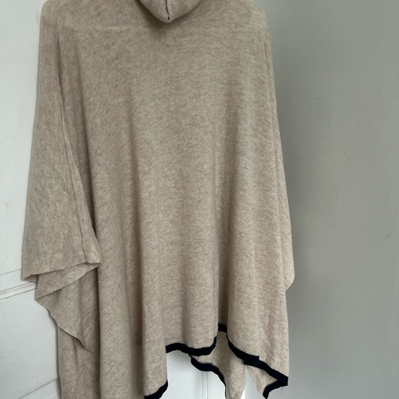 J. McLaughlin Stunning 100% cashmere poncho. - Picture 2 of 2